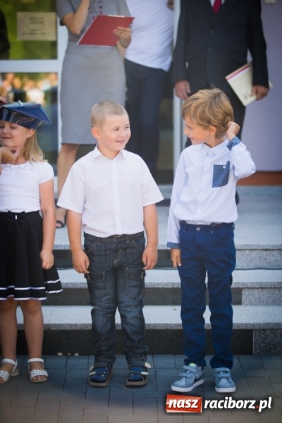 Zdjęcie w galerii na portalu naszraciborz.pl: Uroczyste pasowanie na ucznia w Szkole Podstawowej nr 15 wiadomości z regionu