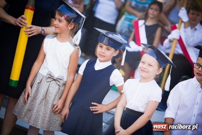 Zdjęcie w galerii na portalu naszraciborz.pl: Uroczyste pasowanie na ucznia w Szkole Podstawowej nr 15 wiadomości z regionu