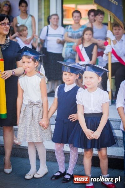 Zdjęcie w galerii na portalu naszraciborz.pl: Uroczyste pasowanie na ucznia w Szkole Podstawowej nr 15 wiadomości z regionu