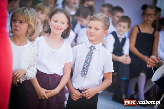 Zdjęcie w galerii na portalu naszraciborz.pl: Uroczyste pasowanie na ucznia w Szkole Podstawowej nr 15 wiadomości z regionu