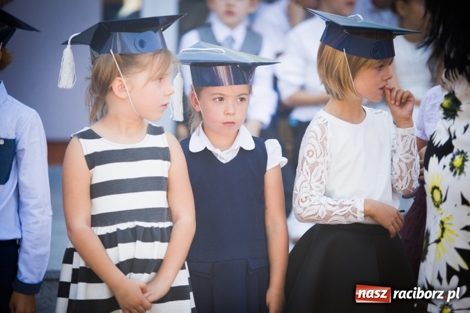 Zdjęcie w galerii na portalu naszraciborz.pl: Uroczyste pasowanie na ucznia w Szkole Podstawowej nr 15 wiadomości z regionu
