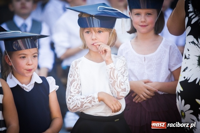 Zdjęcie w galerii na portalu naszraciborz.pl: Uroczyste pasowanie na ucznia w Szkole Podstawowej nr 15 wiadomości z regionu