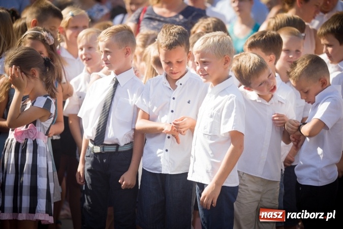 Zdjęcie w galerii na portalu naszraciborz.pl: Uroczyste pasowanie na ucznia w Szkole Podstawowej nr 15 wiadomości z regionu