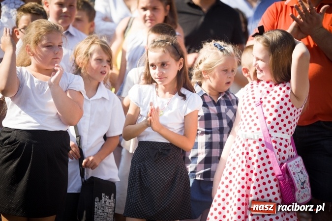 Zdjęcie w galerii na portalu naszraciborz.pl: Uroczyste pasowanie na ucznia w Szkole Podstawowej nr 15 wiadomości z regionu