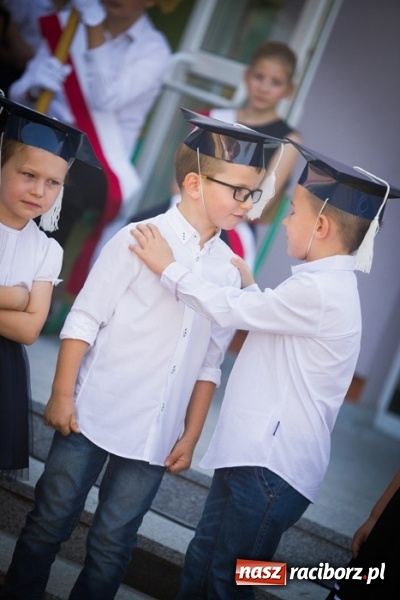 Zdjęcie w galerii na portalu naszraciborz.pl: Uroczyste pasowanie na ucznia w Szkole Podstawowej nr 15 wiadomości z regionu