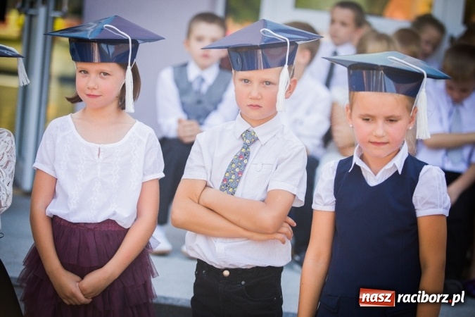 Zdjęcie w galerii na portalu naszraciborz.pl: Uroczyste pasowanie na ucznia w Szkole Podstawowej nr 15 wiadomości z regionu