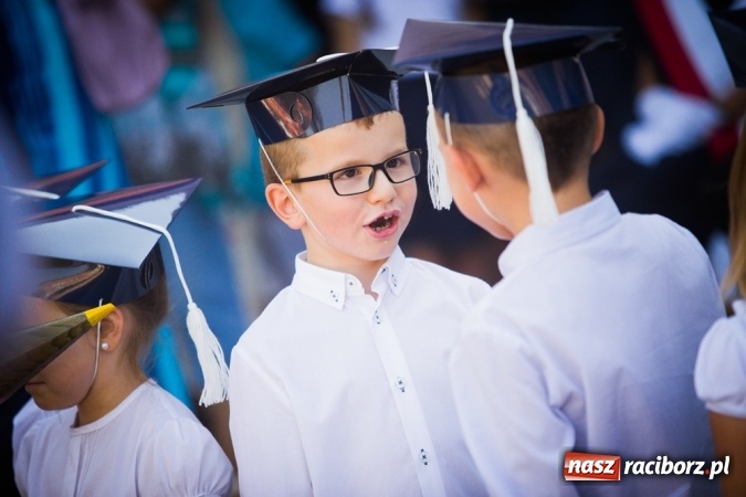 Zdjęcie w galerii na portalu naszraciborz.pl: Uroczyste pasowanie na ucznia w Szkole Podstawowej nr 15 wiadomości z regionu