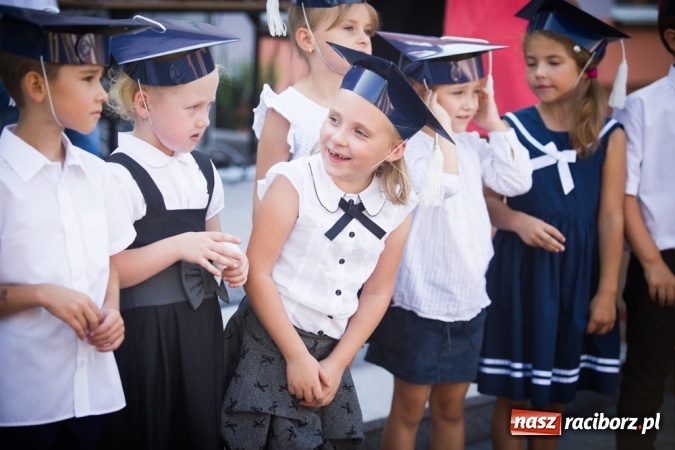 Zdjęcie w galerii na portalu naszraciborz.pl: Uroczyste pasowanie na ucznia w Szkole Podstawowej nr 15 wiadomości z regionu