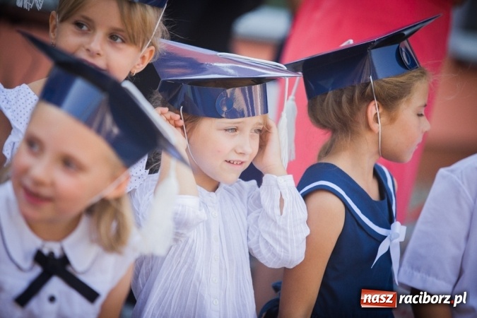 Zdjęcie w galerii na portalu naszraciborz.pl: Uroczyste pasowanie na ucznia w Szkole Podstawowej nr 15 wiadomości z regionu