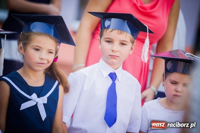 Zdjęcie w galerii na portalu naszraciborz.pl: Uroczyste pasowanie na ucznia w Szkole Podstawowej nr 15 wiadomości z regionu
