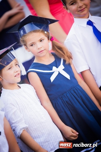 Zdjęcie w galerii na portalu naszraciborz.pl: Uroczyste pasowanie na ucznia w Szkole Podstawowej nr 15 wiadomości z regionu