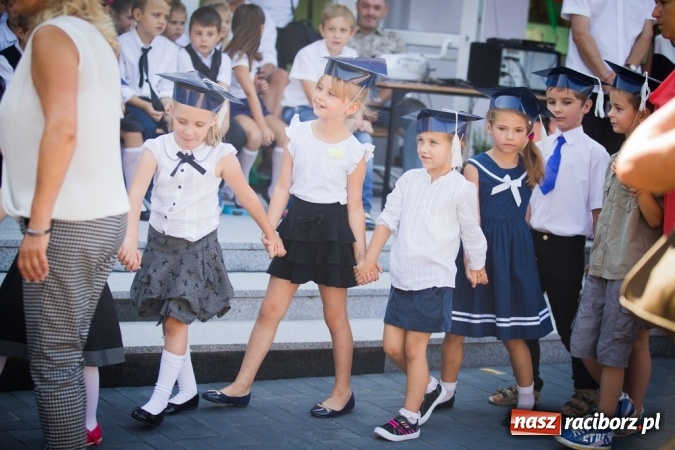 Zdjęcie w galerii na portalu naszraciborz.pl: Uroczyste pasowanie na ucznia w Szkole Podstawowej nr 15 wiadomości z regionu