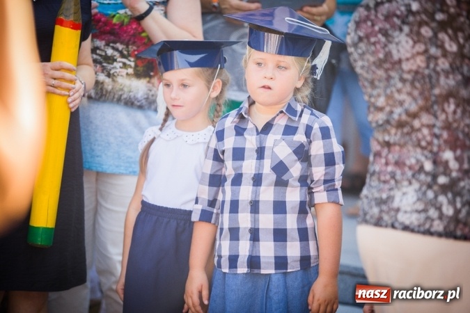 Zdjęcie w galerii na portalu naszraciborz.pl: Uroczyste pasowanie na ucznia w Szkole Podstawowej nr 15 wiadomości z regionu