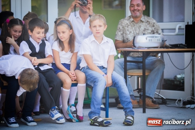 Zdjęcie w galerii na portalu naszraciborz.pl: Uroczyste pasowanie na ucznia w Szkole Podstawowej nr 15 wiadomości z regionu