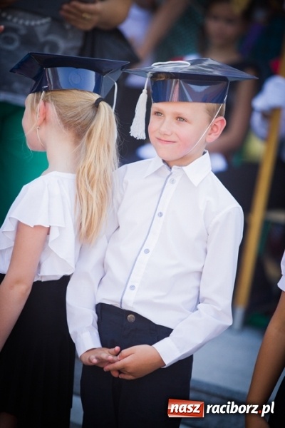 Zdjęcie w galerii na portalu naszraciborz.pl: Uroczyste pasowanie na ucznia w Szkole Podstawowej nr 15 wiadomości z regionu