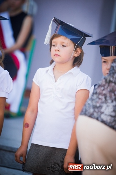 Zdjęcie w galerii na portalu naszraciborz.pl: Uroczyste pasowanie na ucznia w Szkole Podstawowej nr 15 wiadomości z regionu