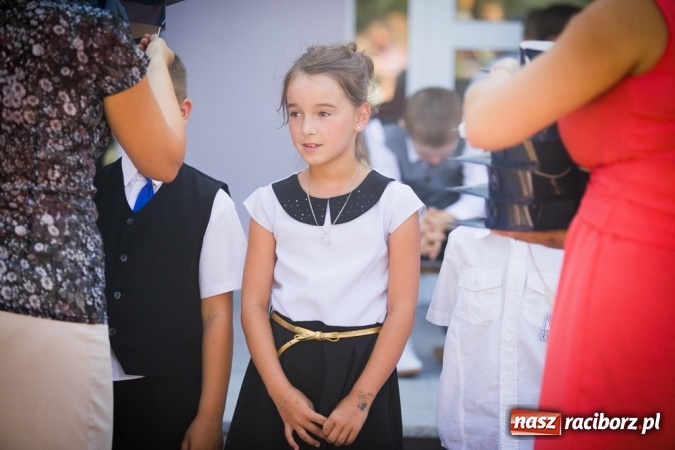 Zdjęcie w galerii na portalu naszraciborz.pl: Uroczyste pasowanie na ucznia w Szkole Podstawowej nr 15 wiadomości z regionu