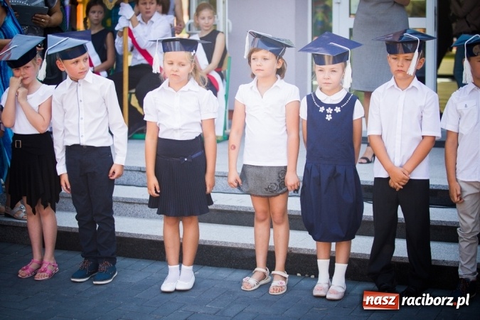 Zdjęcie w galerii na portalu naszraciborz.pl: Uroczyste pasowanie na ucznia w Szkole Podstawowej nr 15 wiadomości z regionu