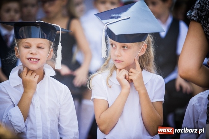 Zdjęcie w galerii na portalu naszraciborz.pl: Uroczyste pasowanie na ucznia w Szkole Podstawowej nr 15 wiadomości z regionu