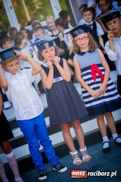 Zdjęcie w galerii na portalu naszraciborz.pl: Uroczyste pasowanie na ucznia w Szkole Podstawowej nr 15 wiadomości z regionu