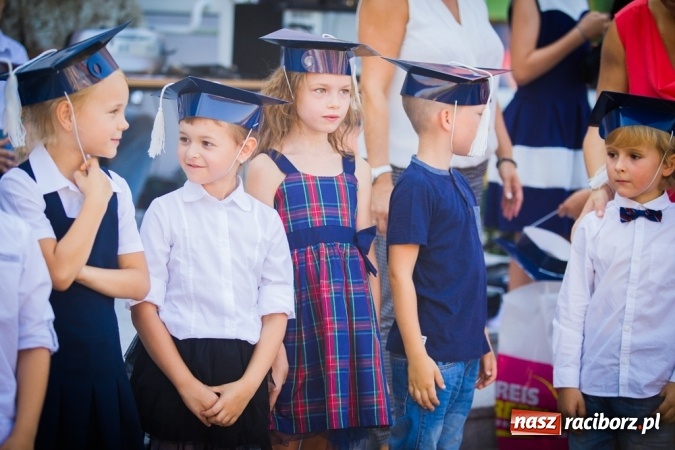 Zdjęcie w galerii na portalu naszraciborz.pl: Uroczyste pasowanie na ucznia w Szkole Podstawowej nr 15 wiadomości z regionu