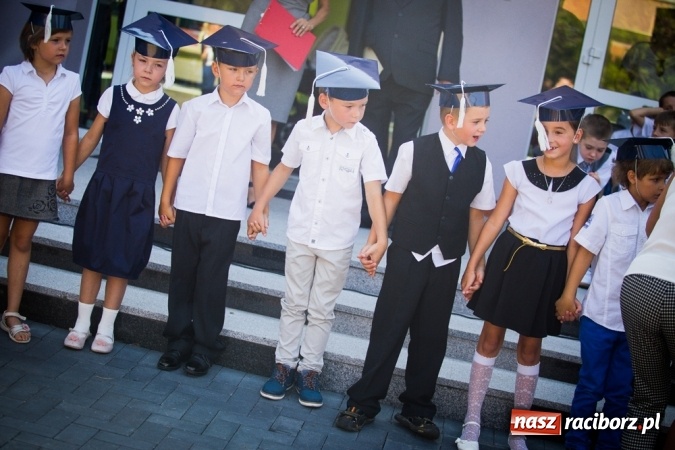 Zdjęcie w galerii na portalu naszraciborz.pl: Uroczyste pasowanie na ucznia w Szkole Podstawowej nr 15 wiadomości z regionu