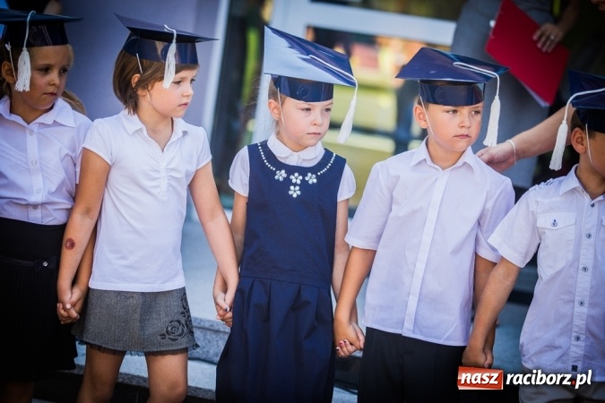 Zdjęcie w galerii na portalu naszraciborz.pl: Uroczyste pasowanie na ucznia w Szkole Podstawowej nr 15 wiadomości z regionu