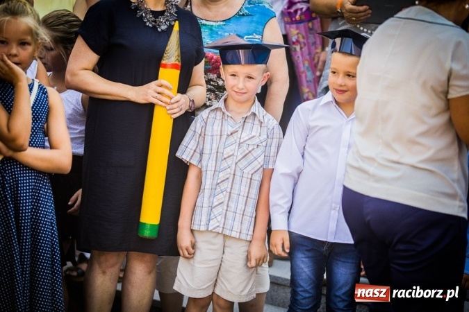 Zdjęcie w galerii na portalu naszraciborz.pl: Uroczyste pasowanie na ucznia w Szkole Podstawowej nr 15 wiadomości z regionu