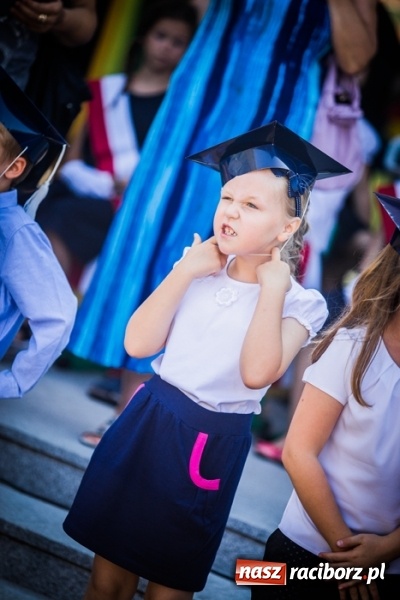 Zdjęcie w galerii na portalu naszraciborz.pl: Uroczyste pasowanie na ucznia w Szkole Podstawowej nr 15 wiadomości z regionu