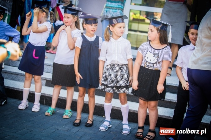Zdjęcie w galerii na portalu naszraciborz.pl: Uroczyste pasowanie na ucznia w Szkole Podstawowej nr 15 wiadomości z regionu
