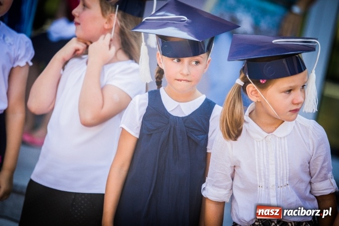 Zdjęcie w galerii na portalu naszraciborz.pl: Uroczyste pasowanie na ucznia w Szkole Podstawowej nr 15 wiadomości z regionu