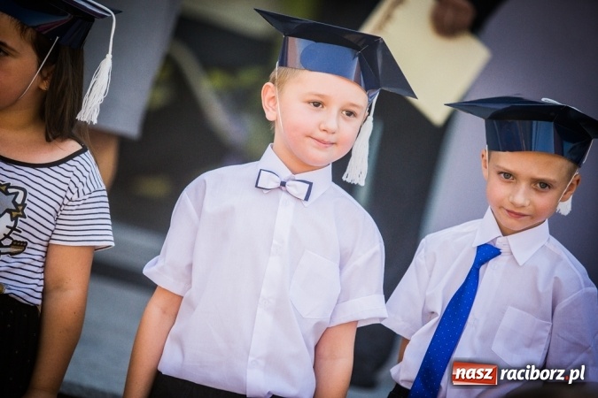 Zdjęcie w galerii na portalu naszraciborz.pl: Uroczyste pasowanie na ucznia w Szkole Podstawowej nr 15 wiadomości z regionu