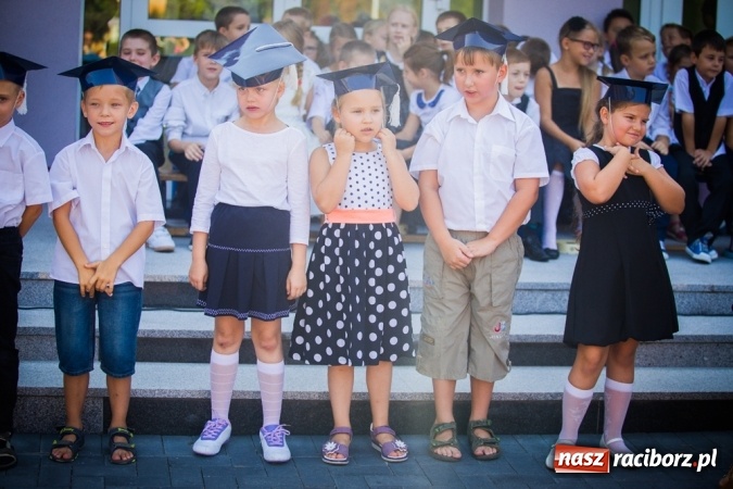 Zdjęcie w galerii na portalu naszraciborz.pl: Uroczyste pasowanie na ucznia w Szkole Podstawowej nr 15 wiadomości z regionu