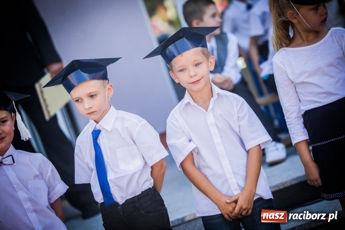 Zdjęcie w galerii na portalu naszraciborz.pl: Uroczyste pasowanie na ucznia w Szkole Podstawowej nr 15 wiadomości z regionu
