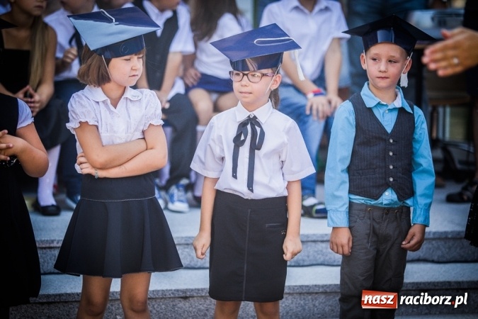 Zdjęcie w galerii na portalu naszraciborz.pl: Uroczyste pasowanie na ucznia w Szkole Podstawowej nr 15 wiadomości z regionu