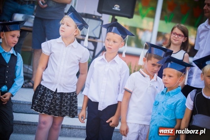 Zdjęcie w galerii na portalu naszraciborz.pl: Uroczyste pasowanie na ucznia w Szkole Podstawowej nr 15 wiadomości z regionu