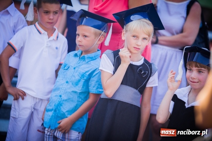 Zdjęcie w galerii na portalu naszraciborz.pl: Uroczyste pasowanie na ucznia w Szkole Podstawowej nr 15 wiadomości z regionu