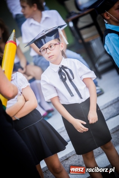 Zdjęcie w galerii na portalu naszraciborz.pl: Uroczyste pasowanie na ucznia w Szkole Podstawowej nr 15 wiadomości z regionu