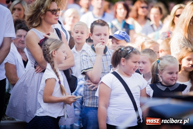 Zdjęcie w galerii na portalu naszraciborz.pl: Uroczyste pasowanie na ucznia w Szkole Podstawowej nr 15 wiadomości z regionu