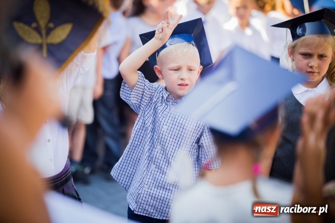 Zdjęcie w galerii na portalu naszraciborz.pl: Uroczyste pasowanie na ucznia w Szkole Podstawowej nr 15 wiadomości z regionu