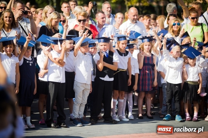 Zdjęcie w galerii na portalu naszraciborz.pl: Uroczyste pasowanie na ucznia w Szkole Podstawowej nr 15 wiadomości z regionu