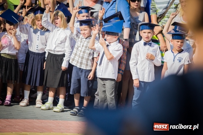 Zdjęcie w galerii na portalu naszraciborz.pl: Uroczyste pasowanie na ucznia w Szkole Podstawowej nr 15 wiadomości z regionu