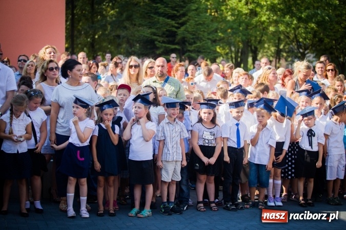 Zdjęcie w galerii na portalu naszraciborz.pl: Uroczyste pasowanie na ucznia w Szkole Podstawowej nr 15 wiadomości z regionu
