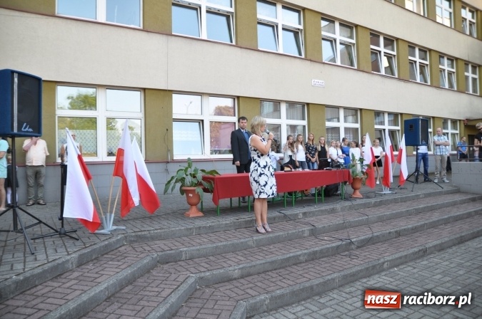 Zdjęcie w galerii na portalu naszraciborz.pl: Pierwszy dzwonek w osiemnastce wiadomości z regionu