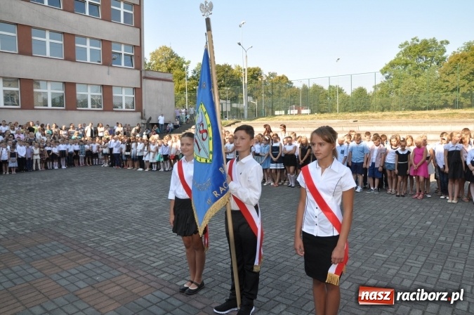 Zdjęcie w galerii na portalu naszraciborz.pl: Pierwszy dzwonek w osiemnastce wiadomości z regionu