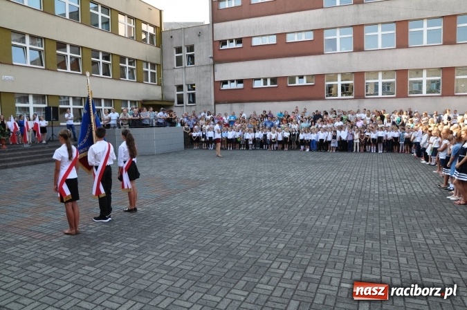 Zdjęcie w galerii na portalu naszraciborz.pl: Pierwszy dzwonek w osiemnastce wiadomości z regionu
