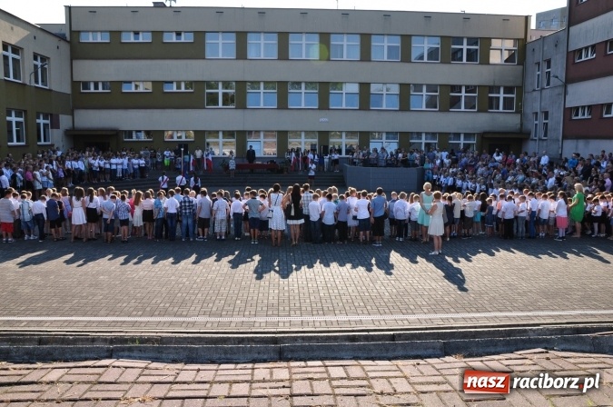 Zdjęcie w galerii na portalu naszraciborz.pl: Pierwszy dzwonek w osiemnastce wiadomości z regionu