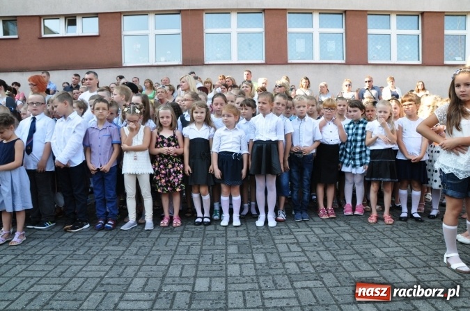 Zdjęcie w galerii na portalu naszraciborz.pl: Pierwszy dzwonek w osiemnastce wiadomości z regionu