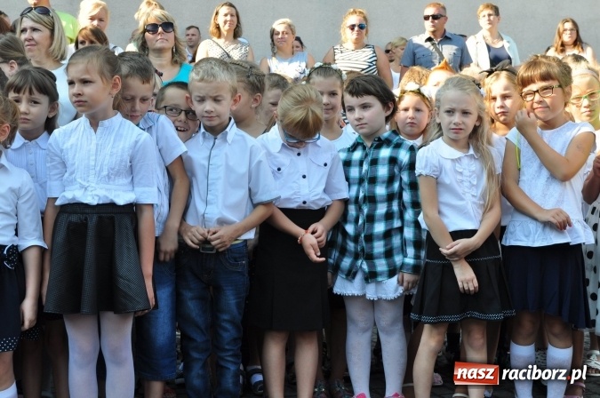 Zdjęcie w galerii na portalu naszraciborz.pl: Pierwszy dzwonek w osiemnastce wiadomości z regionu