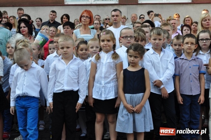 Zdjęcie w galerii na portalu naszraciborz.pl: Pierwszy dzwonek w osiemnastce wiadomości z regionu